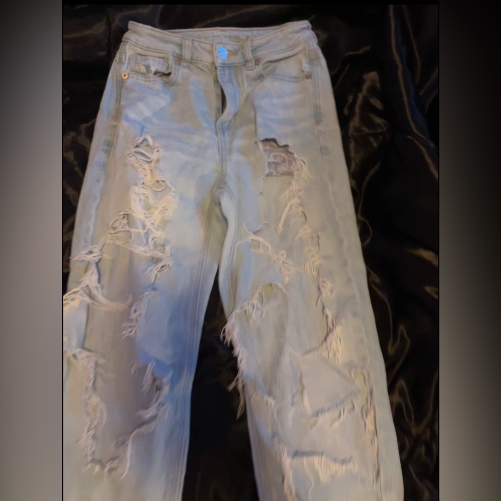 American Eagle blue denim ripped mom jeans #rippedjeans #momjeans